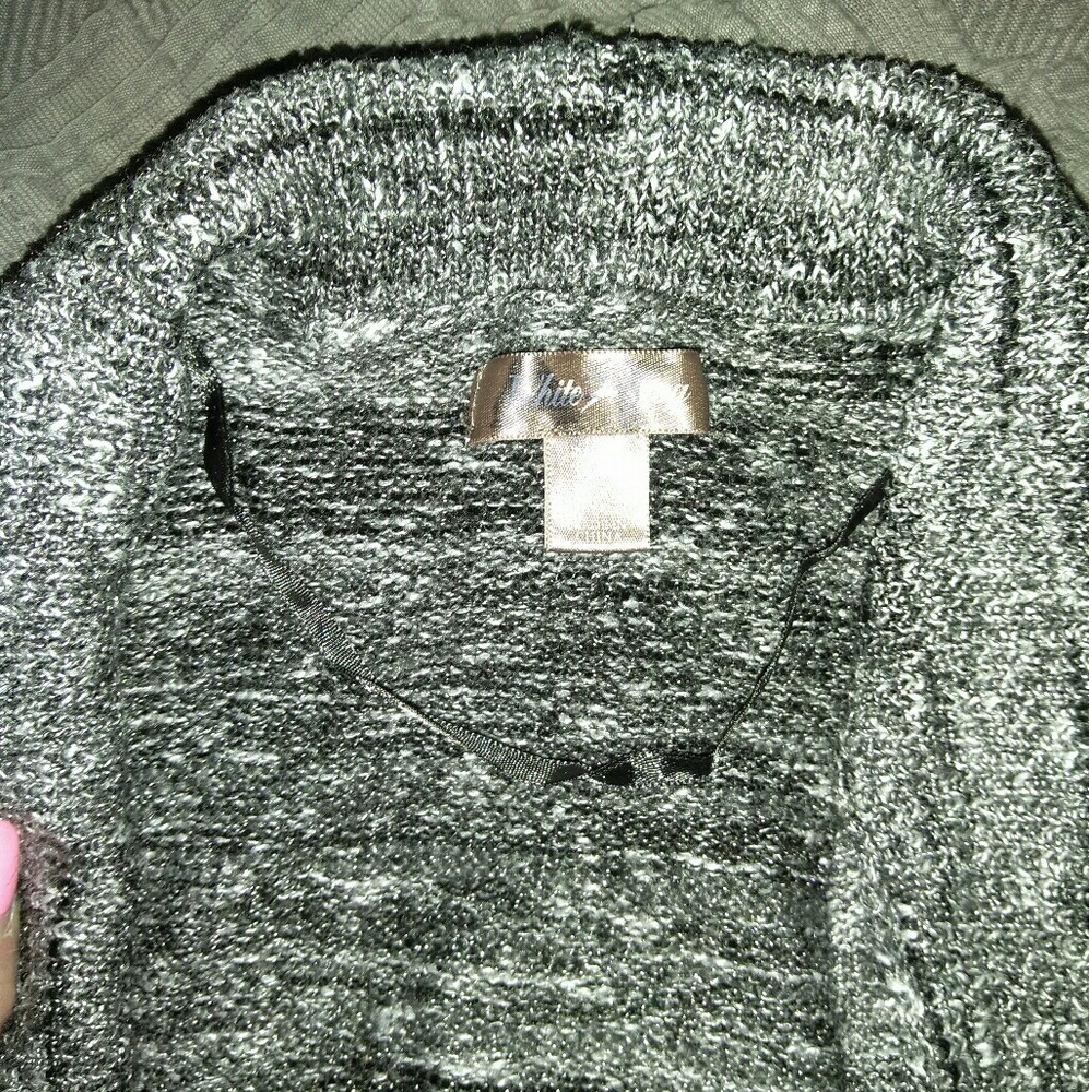 pull over size 4-6 grey an black white stay
